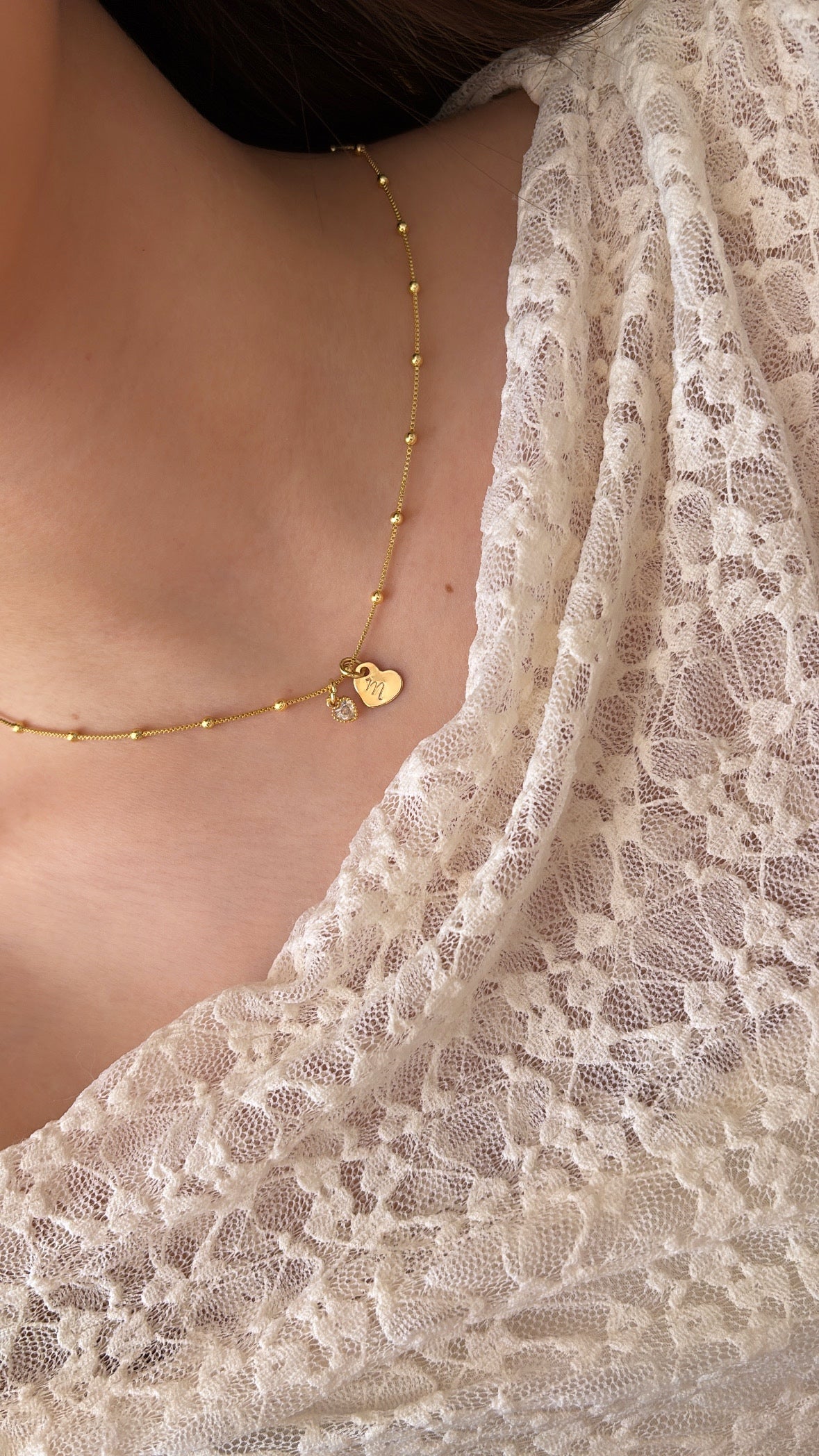 Collar de inicial con punto de luz en forma de corazón ✨