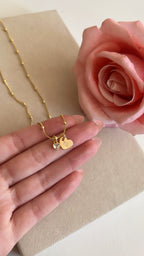 Collar de inicial con punto de luz en forma de corazón ✨