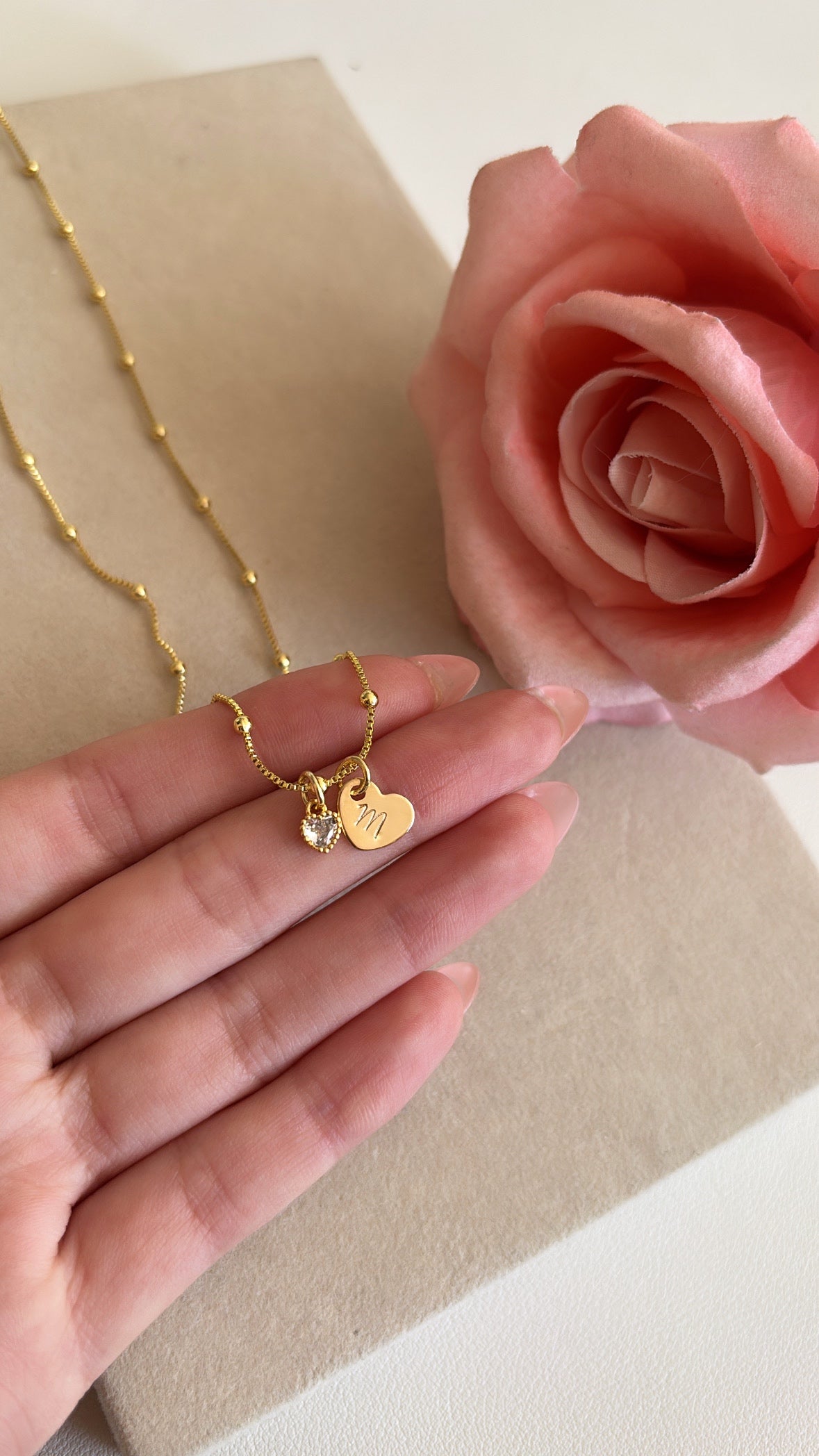 Collar de inicial con punto de luz en forma de corazón ✨