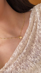 Collar de inicial con punto de luz en forma de corazón ✨