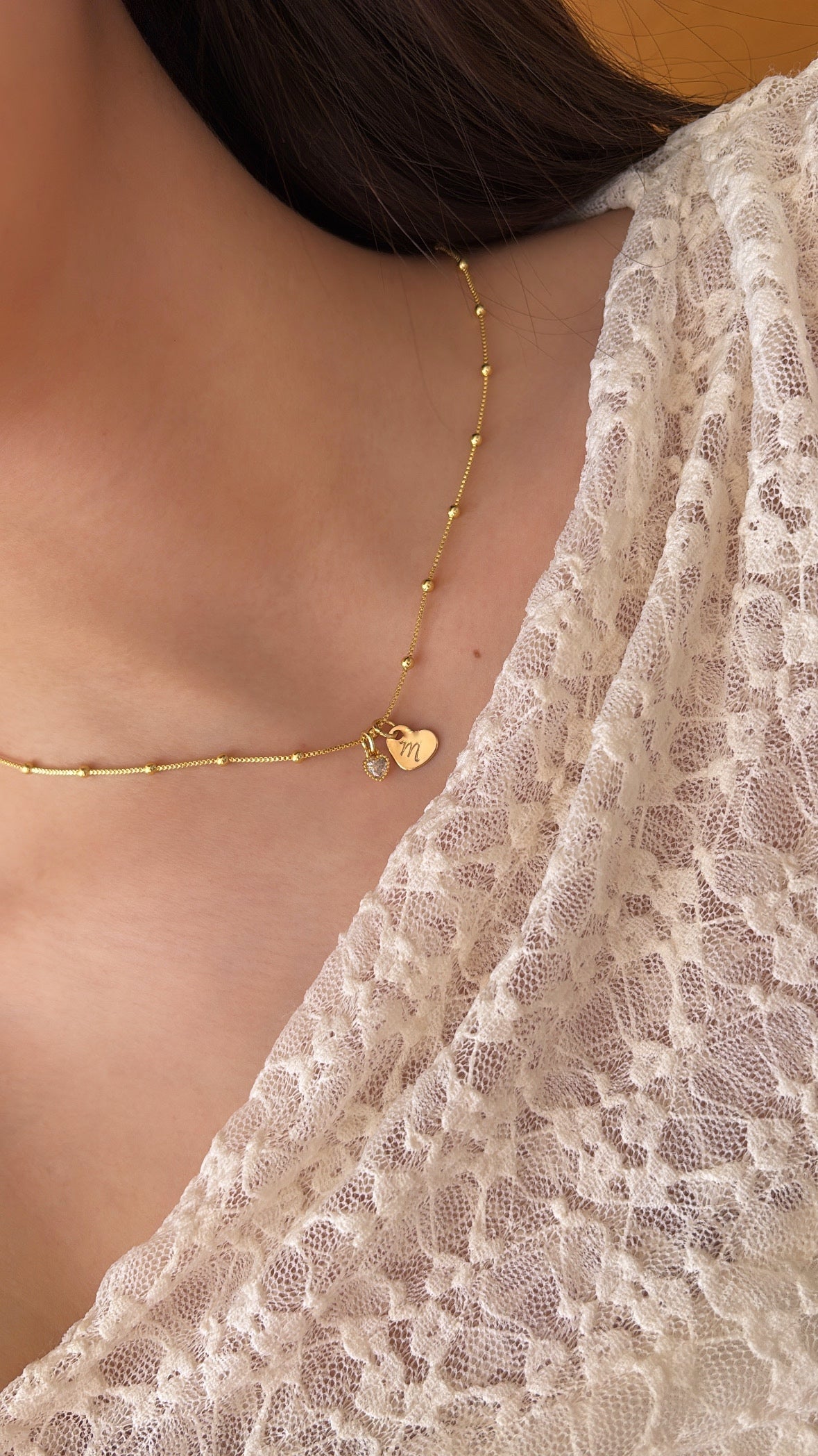 Collar de inicial con punto de luz en forma de corazón ✨