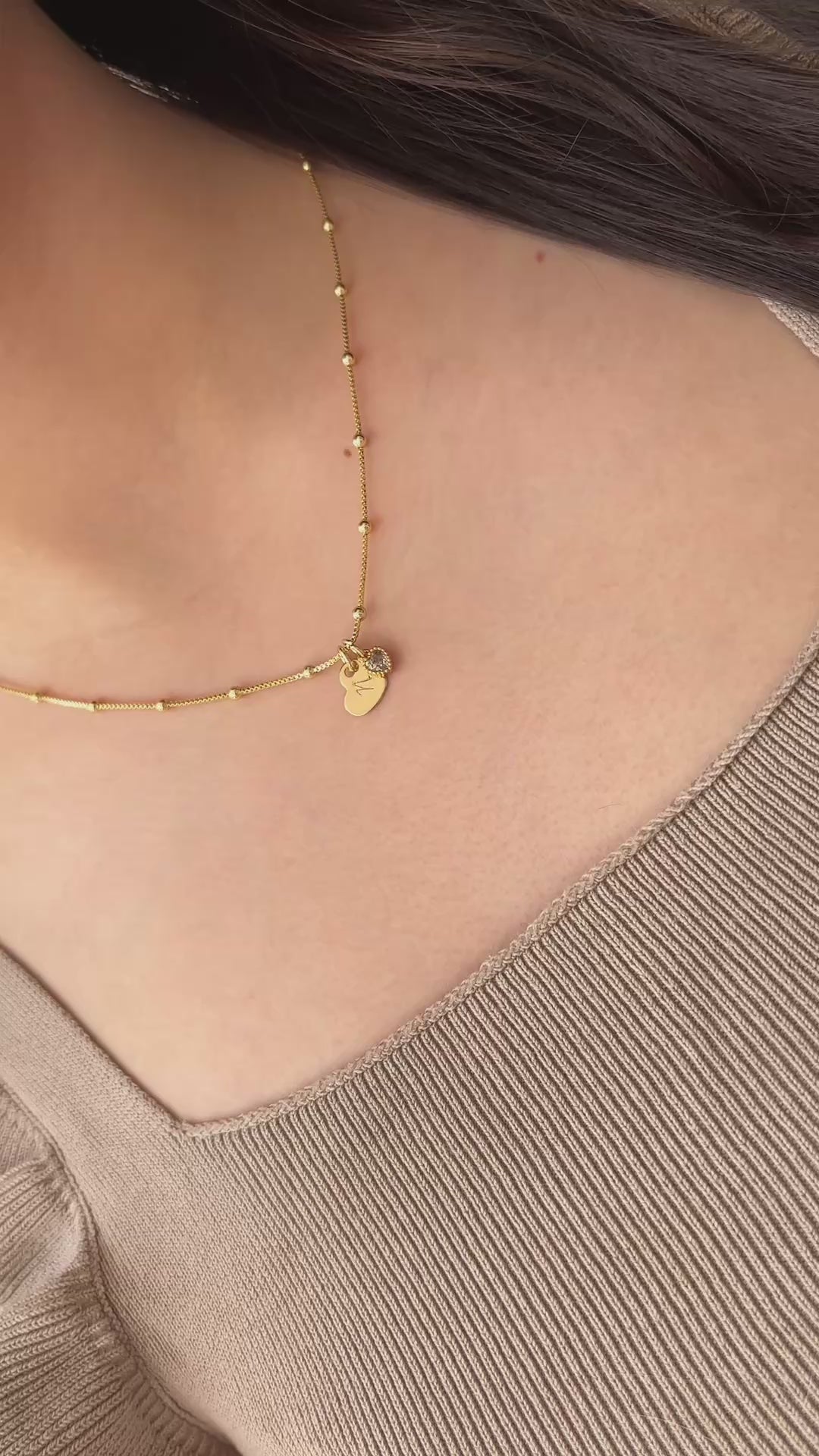 Collar de inicial con punto de luz en forma de corazón ✨